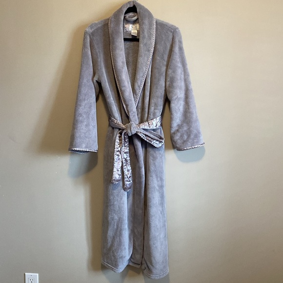 Oscar de la Renta bathrobe with beautiful trimming and belt. Size small. Gray. - Picture 2 of 12